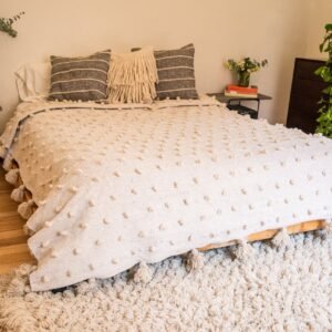 COLCHA OSAKA (blanca con textura y pompones)